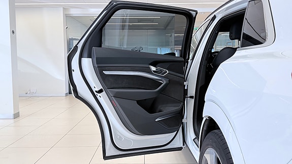 Audi e-tron 13 of 30
