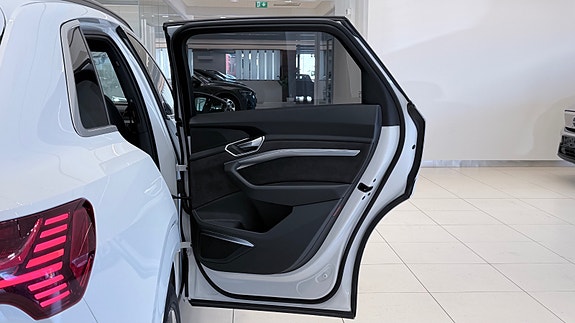Audi e-tron 15 of 30