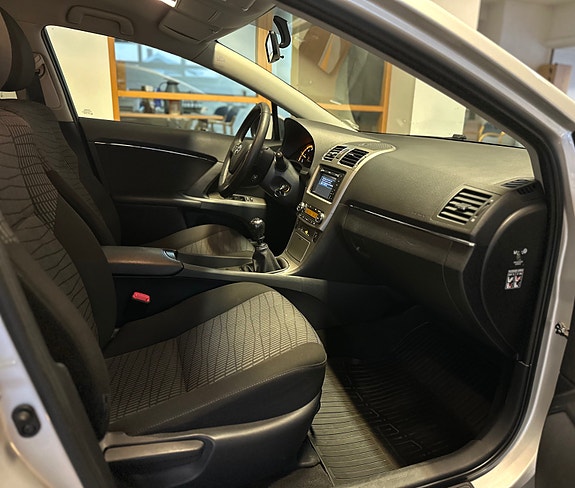 Toyota Avensis 8 of 18