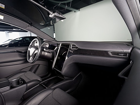 Tesla Model X 20 of 27