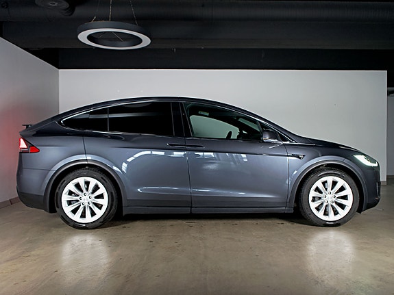 Tesla Model X 12 of 27