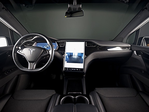 Tesla Model X 15 of 27