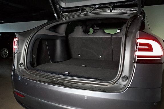 Tesla Model X 23 of 27