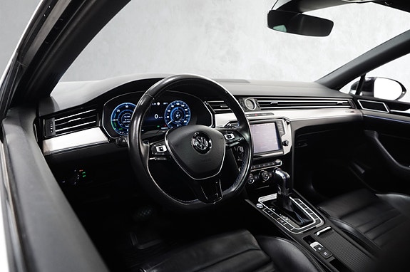 Volkswagen Passat 19 of 30