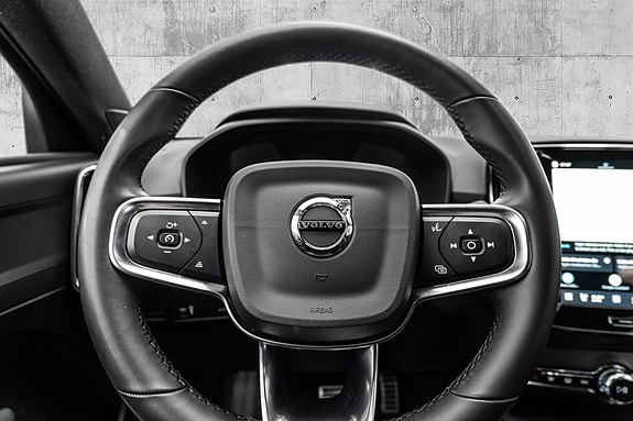 Volvo XC40 17 of 29