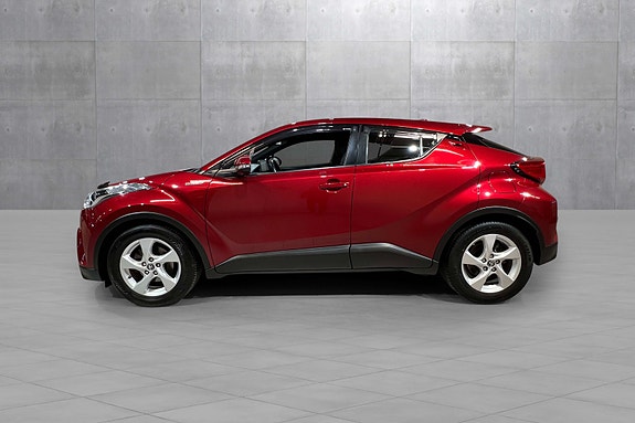 Toyota C-HR 2 of 28