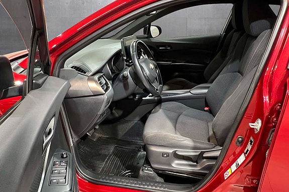 Toyota C-HR 10 of 28