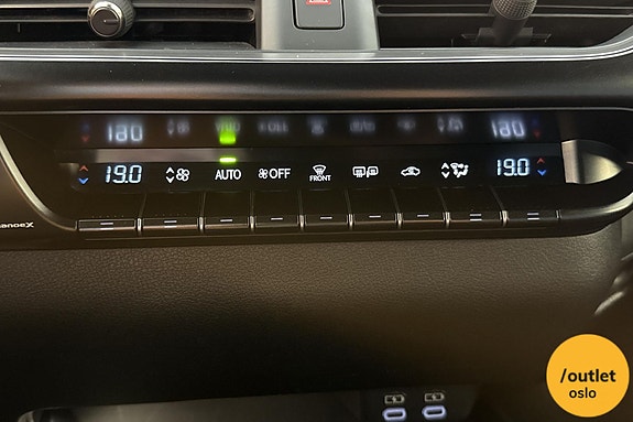 Lexus UX250h 22 of 24