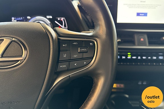 Lexus UX250h 18 of 24