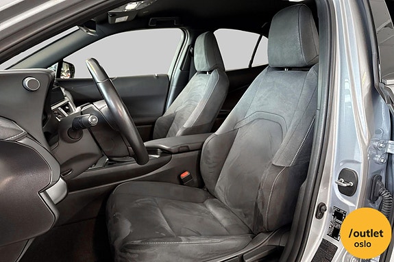 Lexus UX250h 12 of 24
