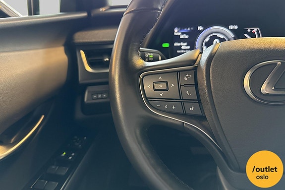 Lexus UX250h 19 of 24