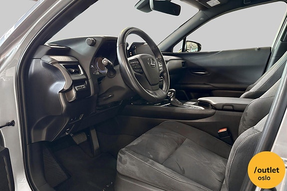 Lexus UX250h 13 of 24