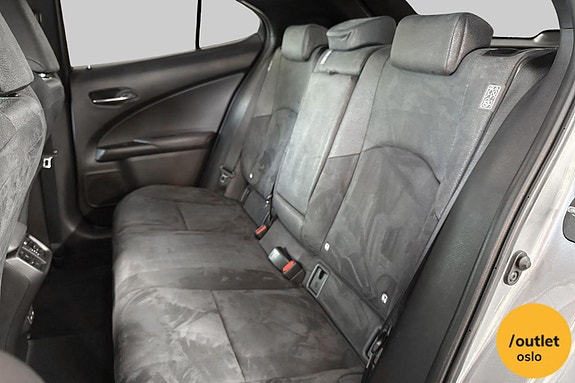 Lexus UX250h 11 of 24