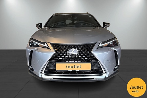 Lexus UX250h 10 of 24