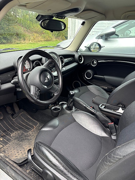 MINI Cooper 2 of 8
