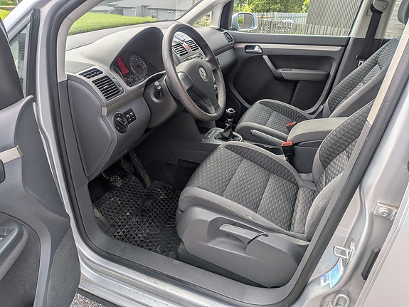 Volkswagen Touran 4 of 13