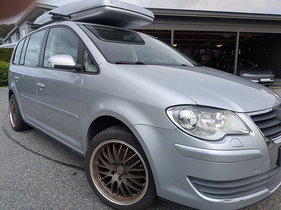 Volkswagen Touran 2 of 13