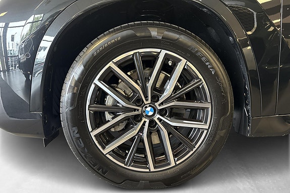 BMW iX1 5 of 30