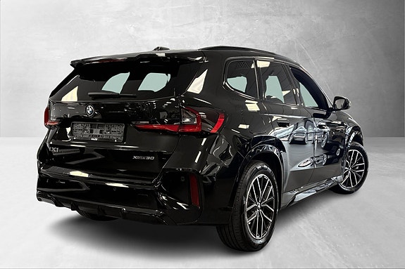 BMW iX1 3 of 30