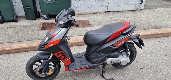 Aprilia SR Motard 4 of 8