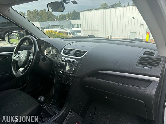 Suzuki Swift 25 of 30