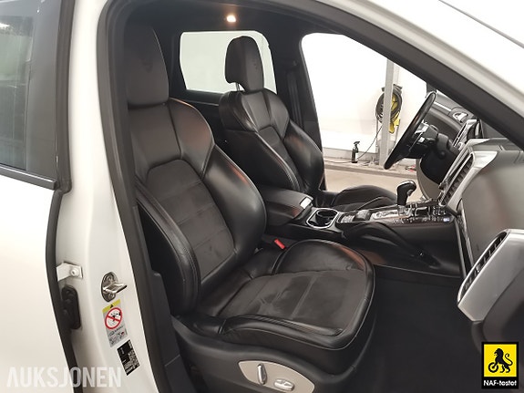 Porsche Cayenne 24 of 30