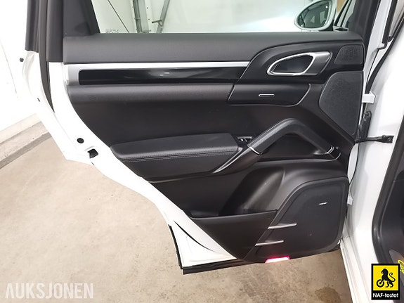 Porsche Cayenne 10 of 30