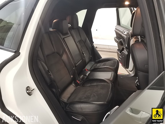 Porsche Cayenne 16 of 30