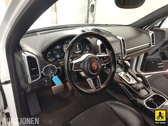 Porsche Cayenne 26 of 30