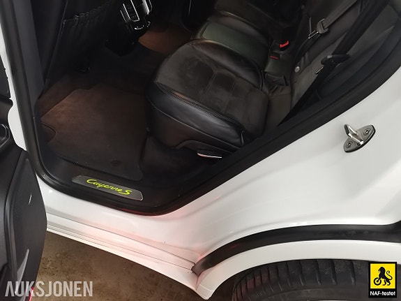 Porsche Cayenne 12 of 30