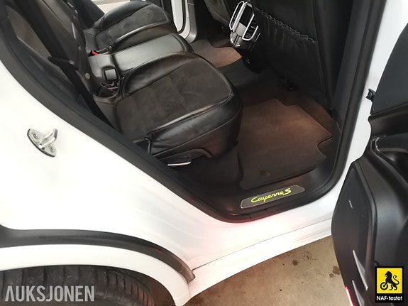 Porsche Cayenne 17 of 30