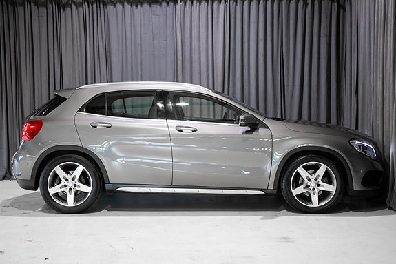Mercedes-Benz GLA180 4 of 30