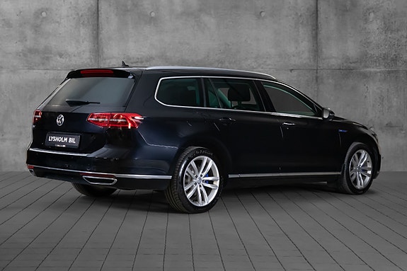 Volkswagen Passat 3 of 22