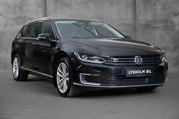 Volkswagen Passat 2 of 22