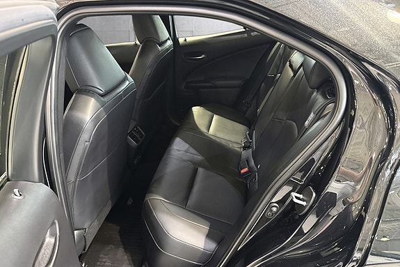 Lexus UX300e 14 of 22