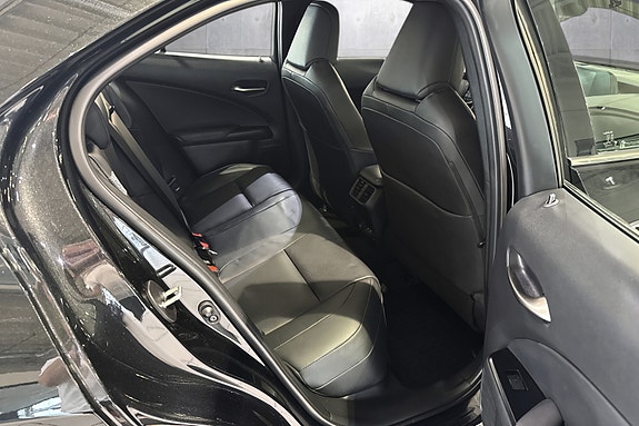 Lexus UX300e 16 of 22
