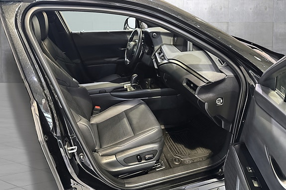 Lexus UX300e 15 of 22