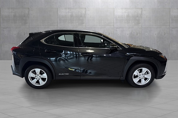 Lexus UX300e 6 of 22