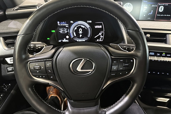 Lexus UX300e 11 of 22