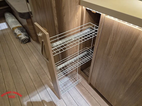 Knaus Scandinavian Selection 590 UE | Enkle senger | Romslig rundsitter 16 of 25