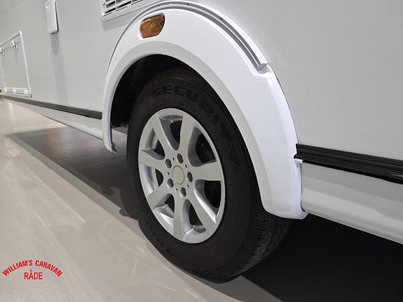 Knaus Scandinavian Selection 590 UE | Enkle senger | Romslig rundsitter 7 of 25