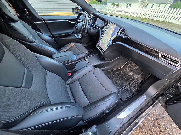 Tesla Model S 12 of 17