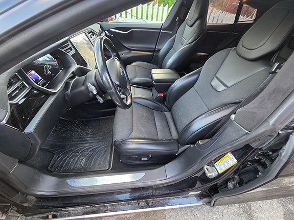 Tesla Model S 17 of 17