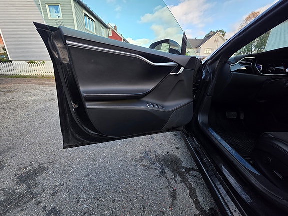 Tesla Model S 16 of 17