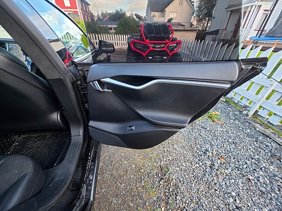 Tesla Model S 14 of 17