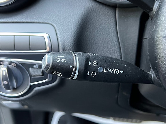 Mercedes-Benz GLC350 e 14 of 30