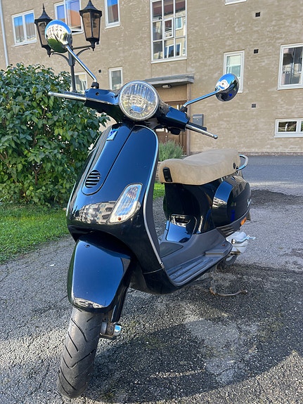 Vespa LX 50 2 of 7