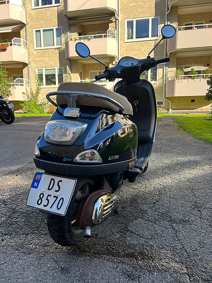 Vespa LX 50 4 of 7
