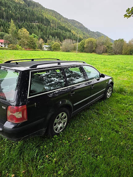 Volkswagen Passat 2 of 6