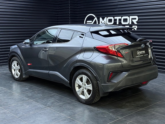 Toyota C-HR 2 of 30